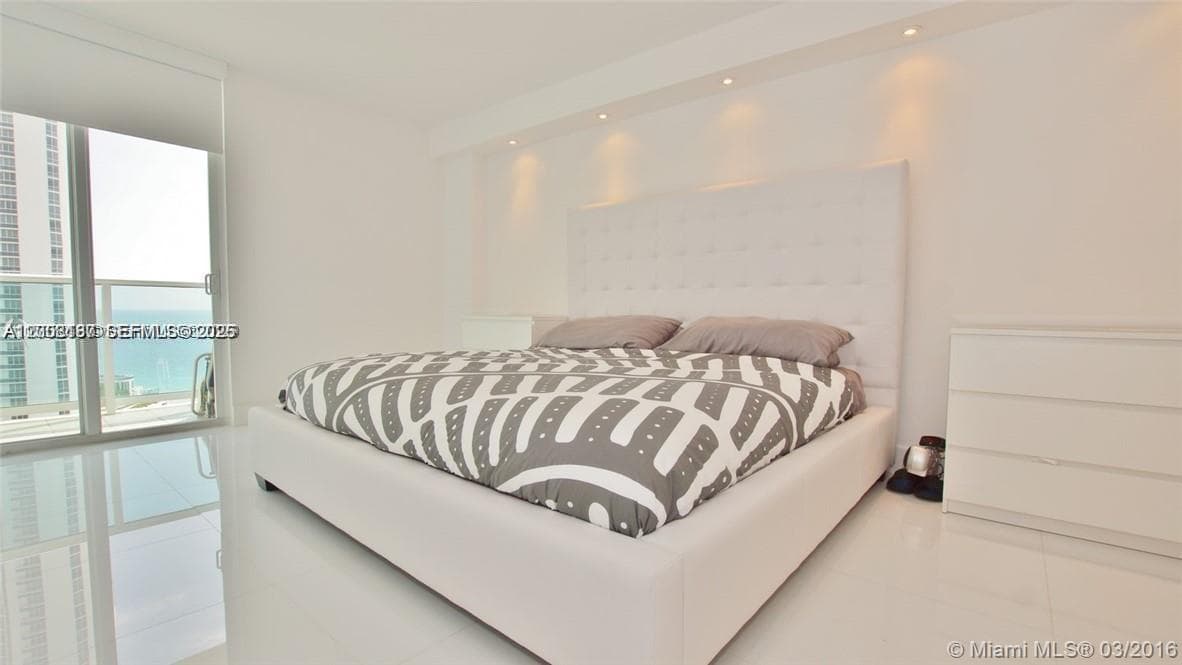 100 Bayview Dr 1811 photo 11