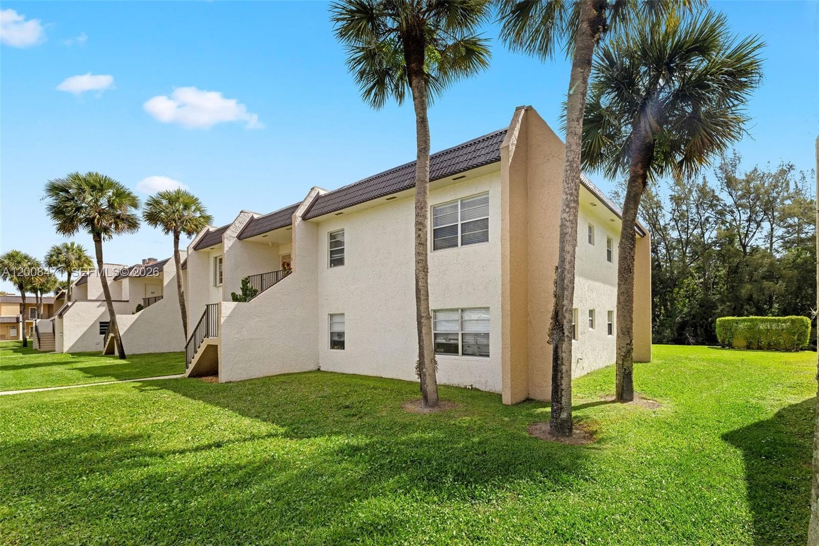 110 Lake Meryl Dr 216 photo 2