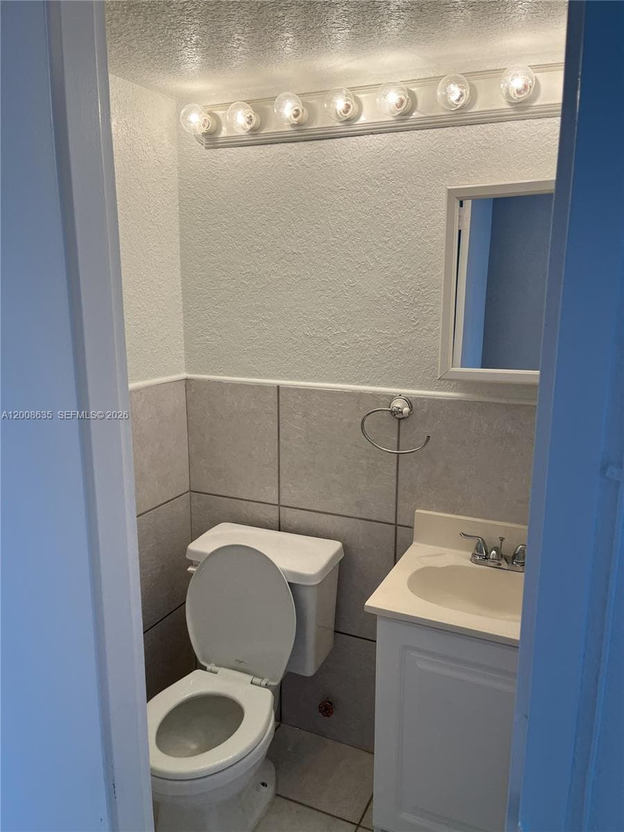 3660 166th St 305 photo 4