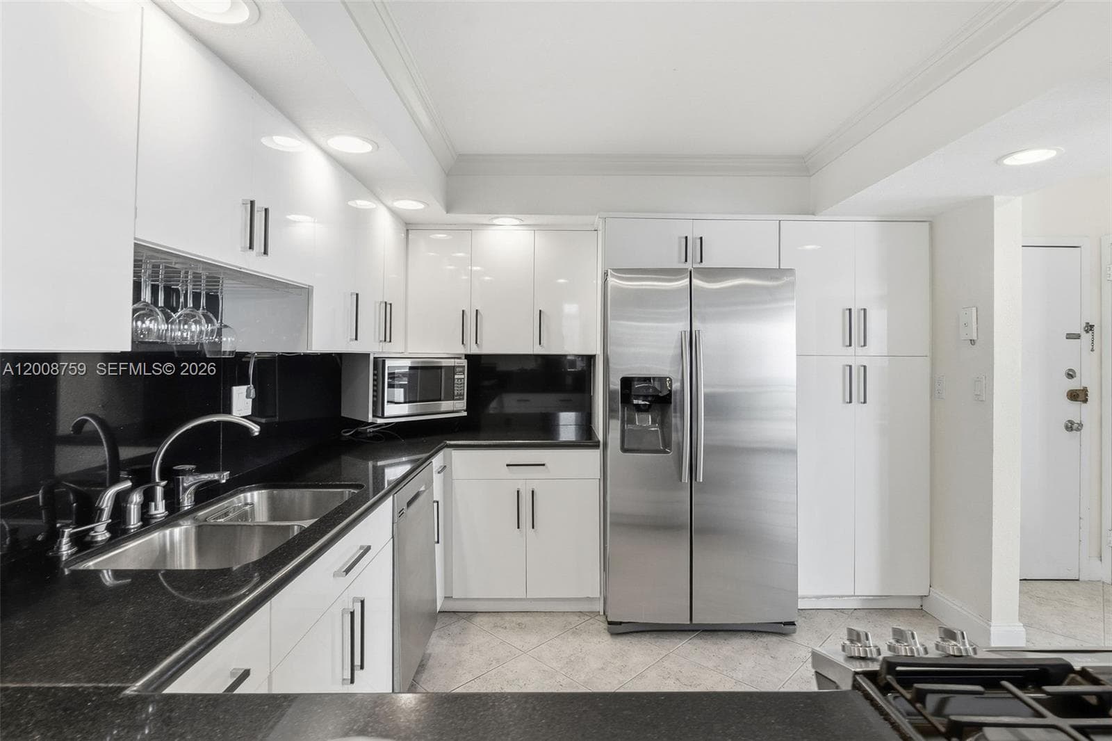 2030 Ocean Dr 1820 photo 7