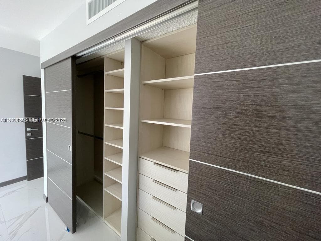 2049 Ocean Dr 401 photo 20