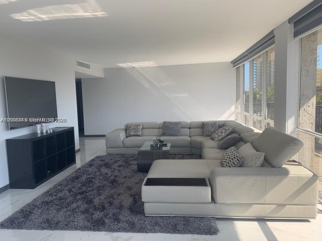 2049 Ocean Dr 401 photo 9