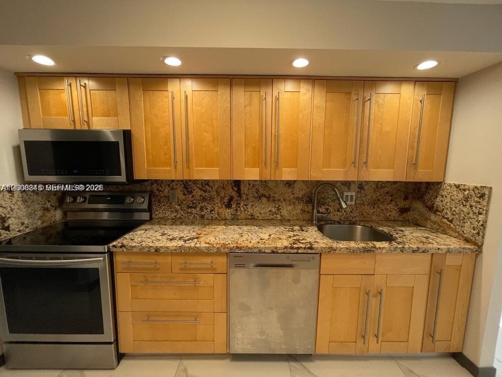 2049 Ocean Dr 401 photo 15