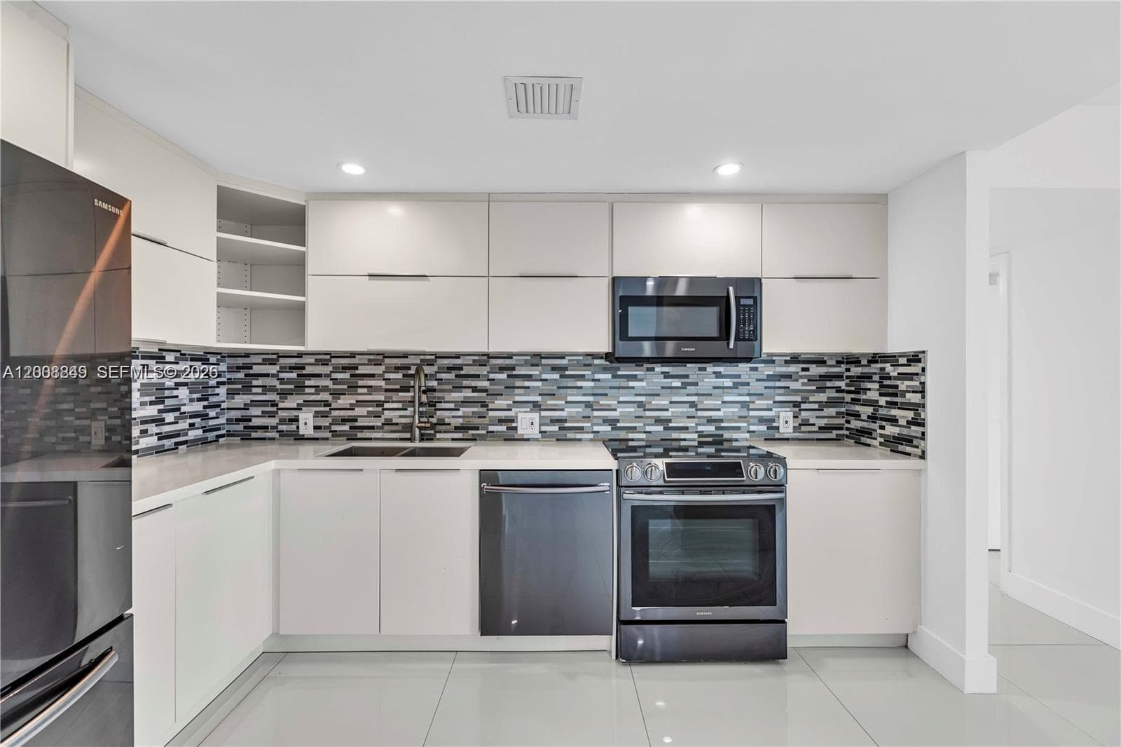 100 Bayview Dr 508 photo 3