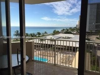 1950 Ocean Dr 5L photo 2
