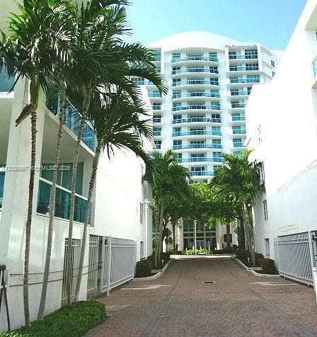 7900 Harbor Island Dr 817 photo 2