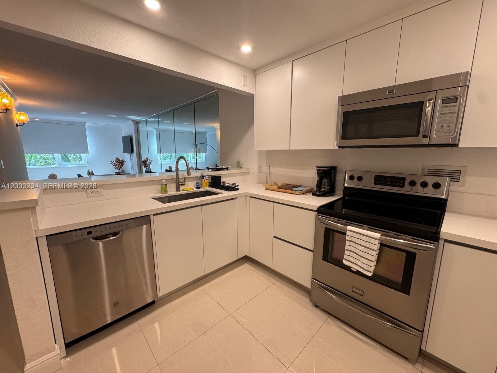 2301 Collins Ave 427 photo 3