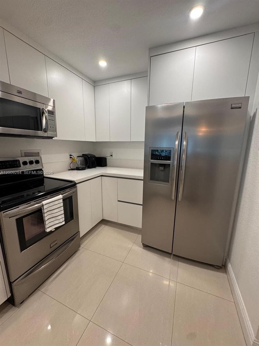 2301 Collins Ave 427 photo 4