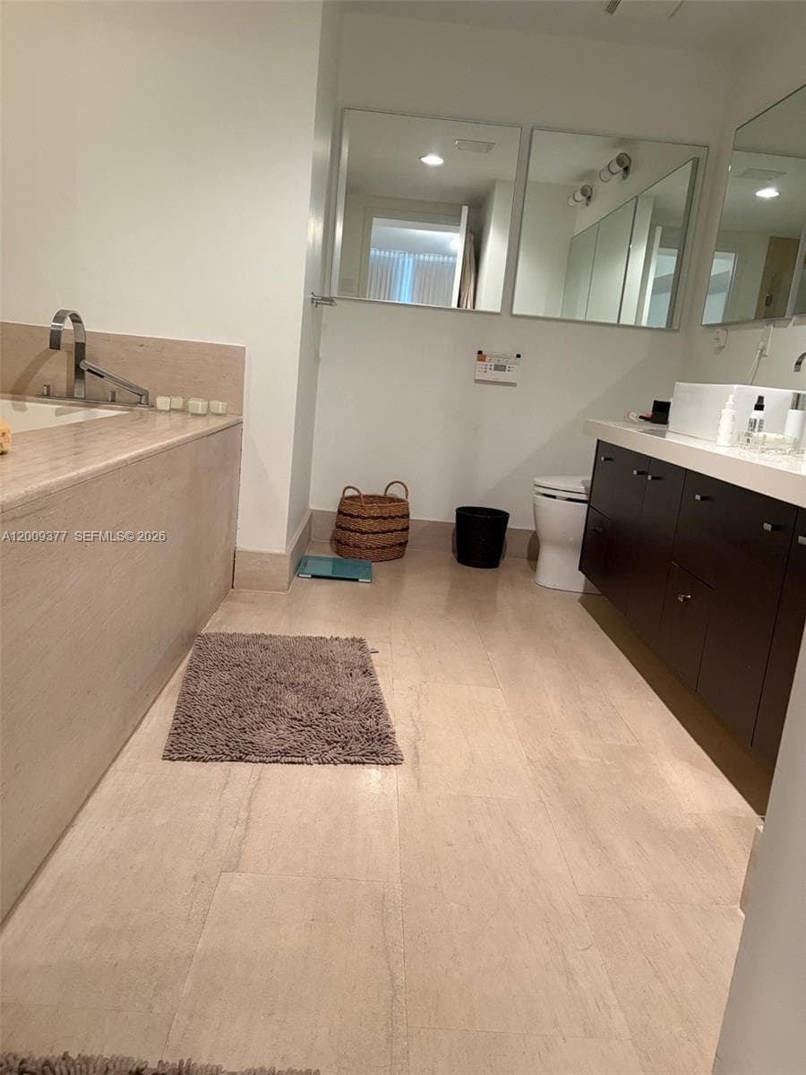 5875 Collins Ave 708 photo 9