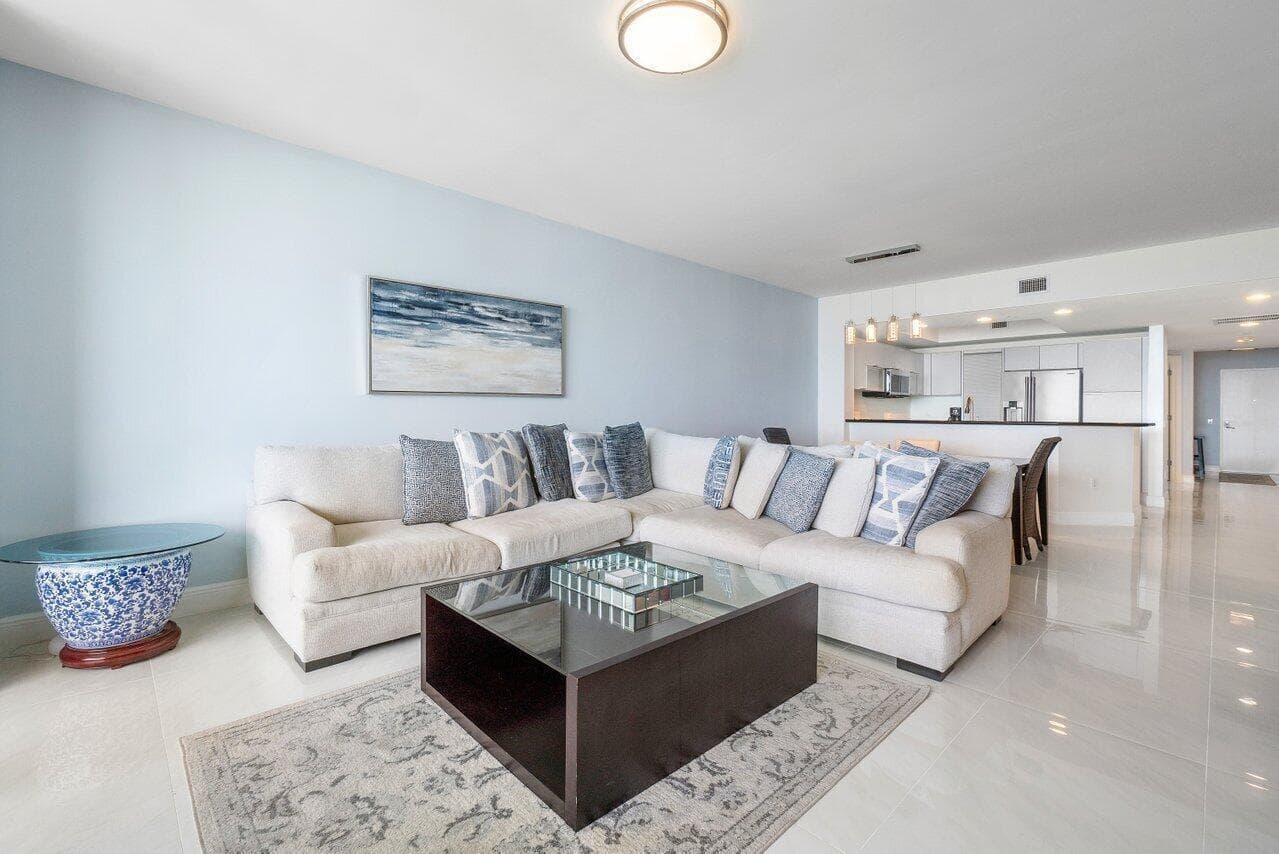 2650 Lake Shore Drive 1003 photo 2