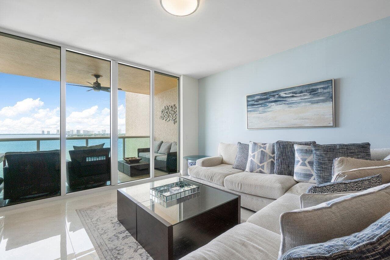 2650 Lake Shore Drive 1003 photo 3