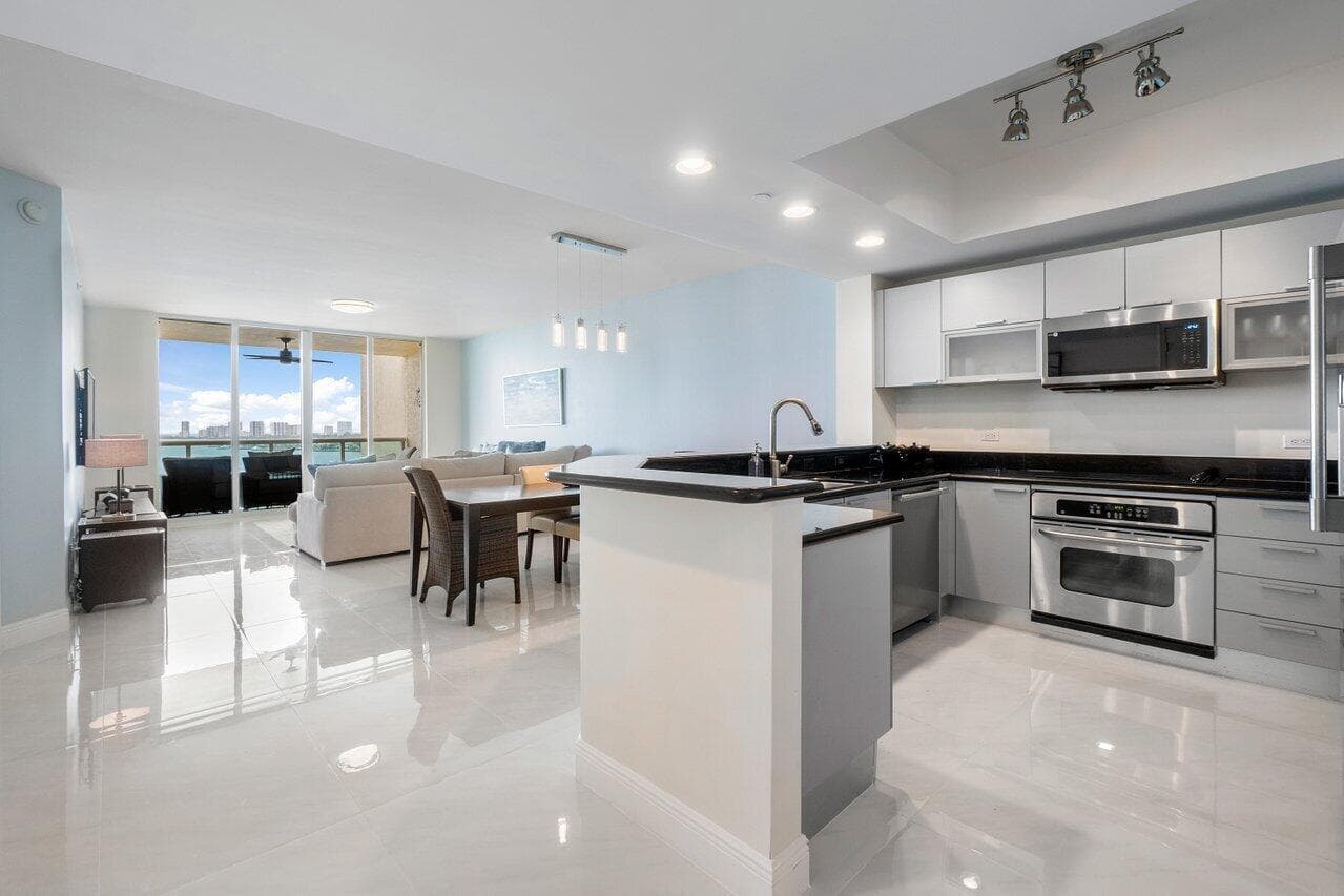 2650 Lake Shore Drive 1003 photo 1