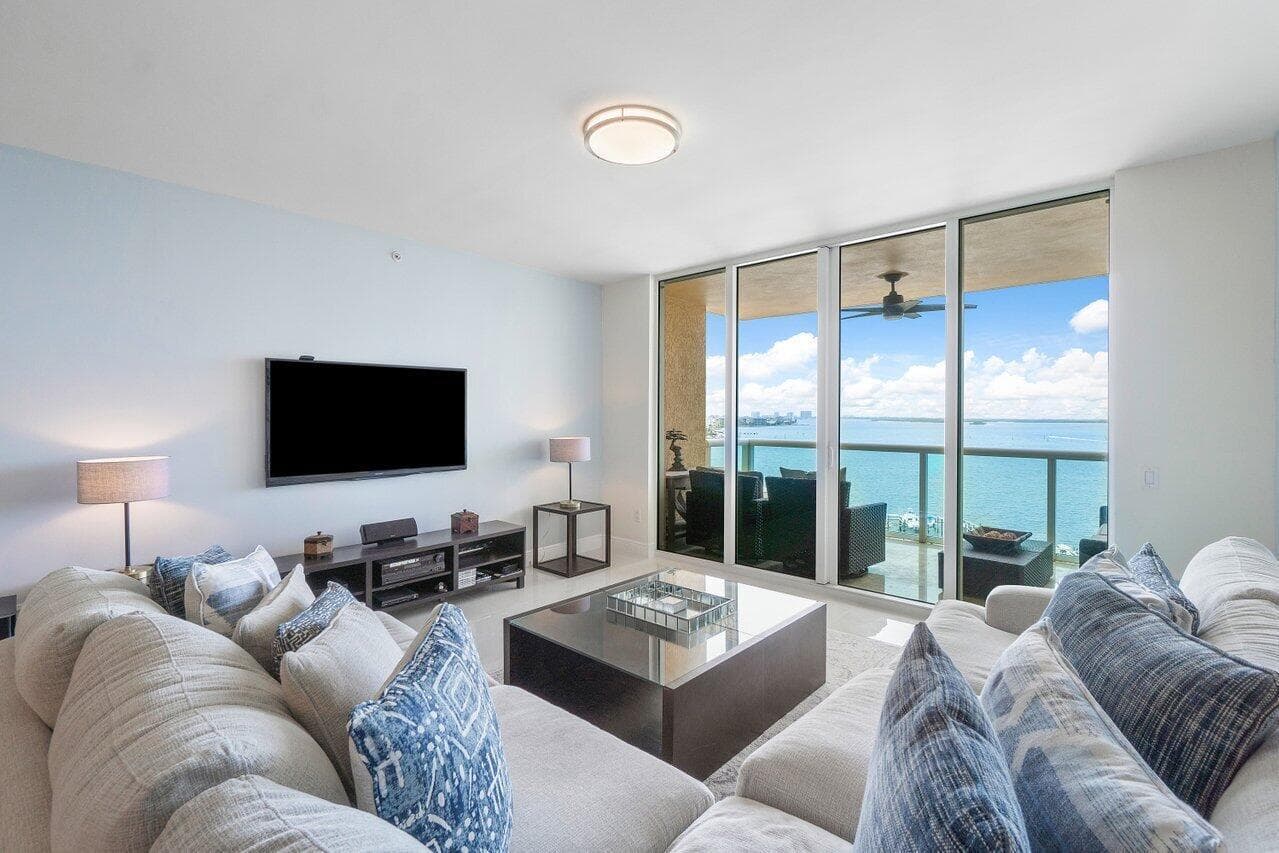 2650 Lake Shore Drive 1003 photo 4