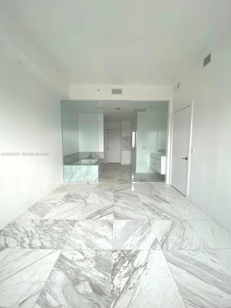 480 31st St 2403 photo 2