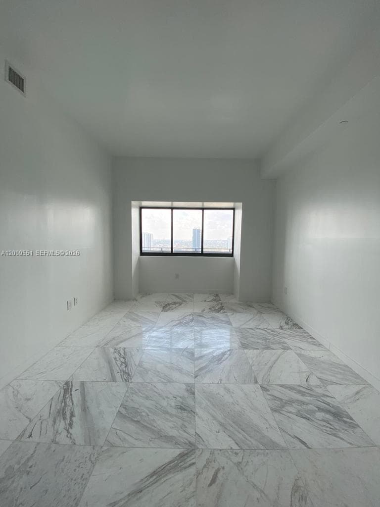 480 31st St 2403 photo 4