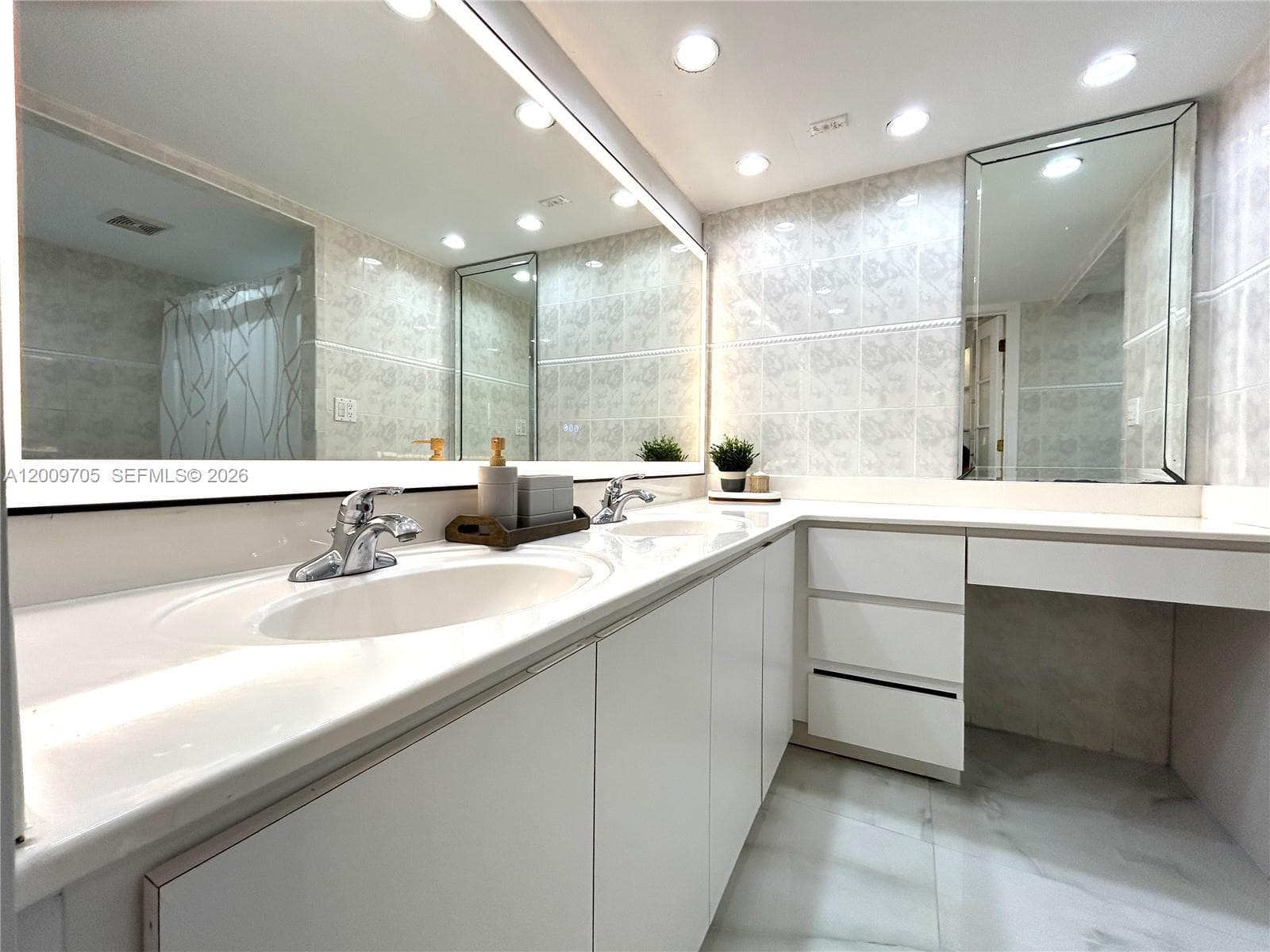6039 Collins Ave 1507 photo 13