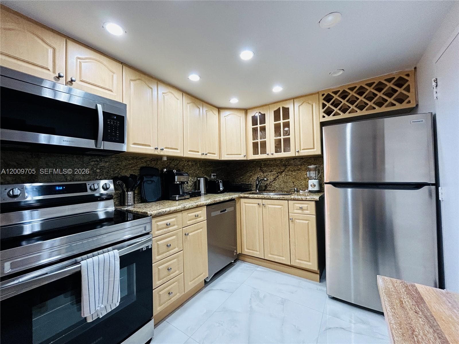 6039 Collins Ave 1507 photo 9