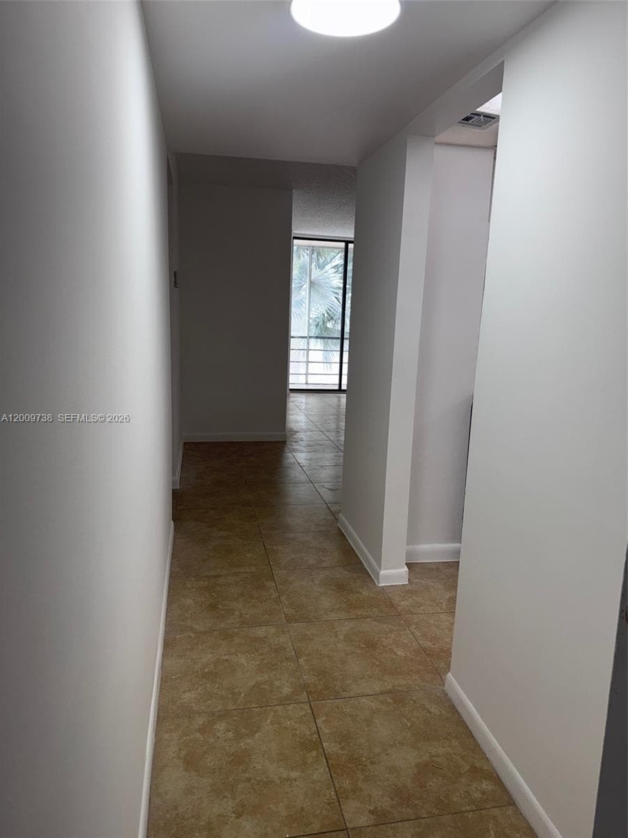 2821 Miami Beach Blvd 3K photo 2