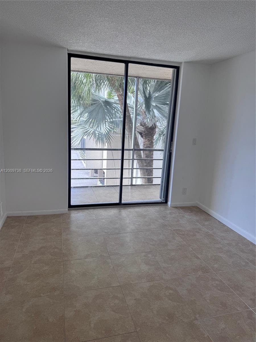 2821 Miami Beach Blvd 3K photo 6