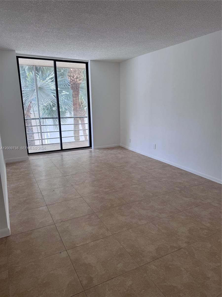 2821 Miami Beach Blvd 3K photo 3