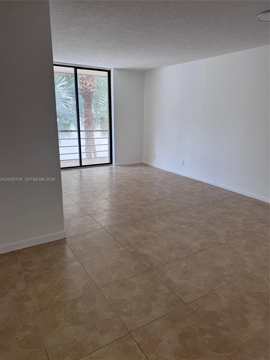 2821 Miami Beach Blvd 3K photo 1
