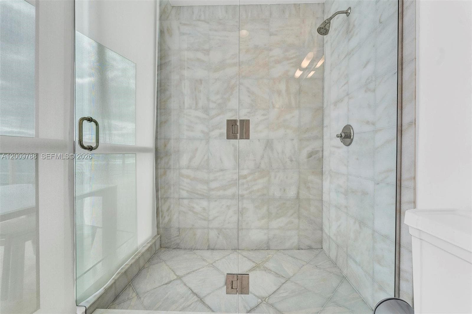 50 Pointe Dr 2102 photo 17