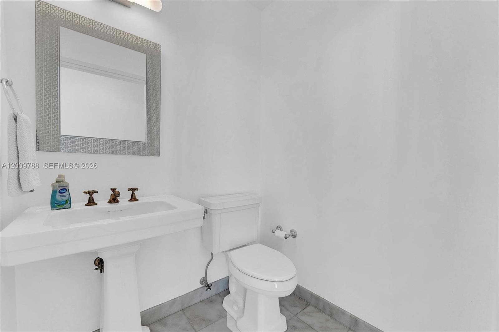 50 Pointe Dr 2102 photo 9