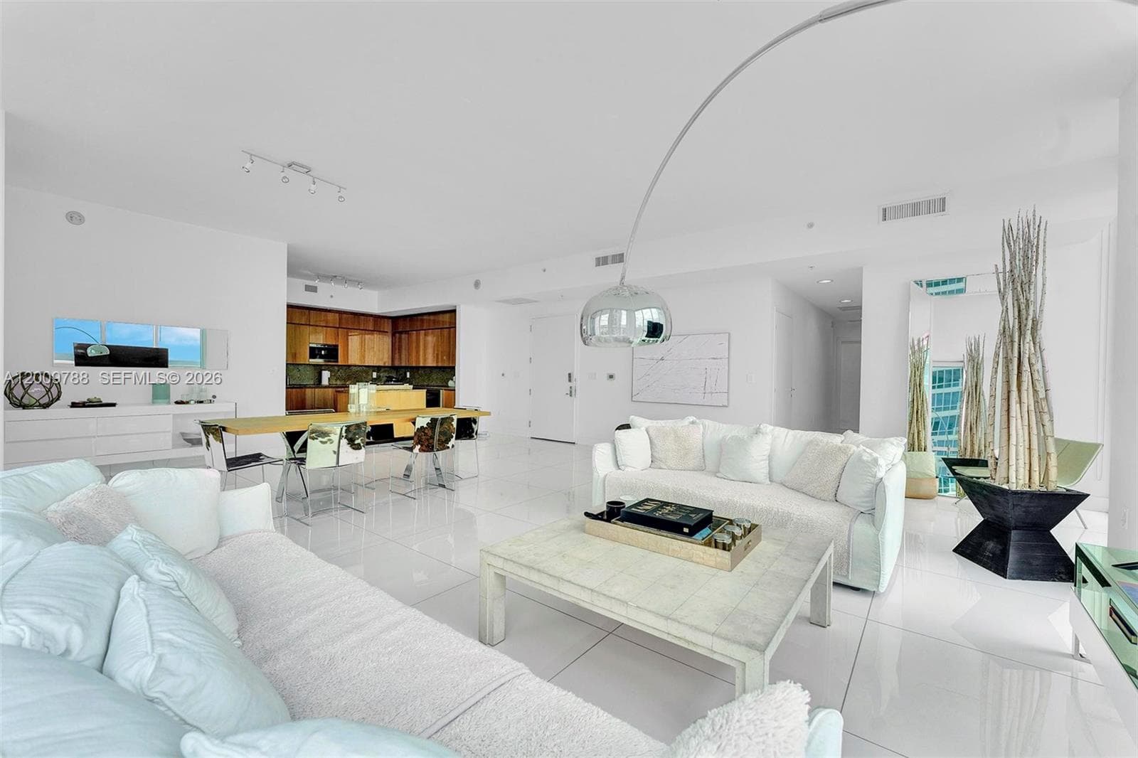50 Pointe Dr 2102 photo 14