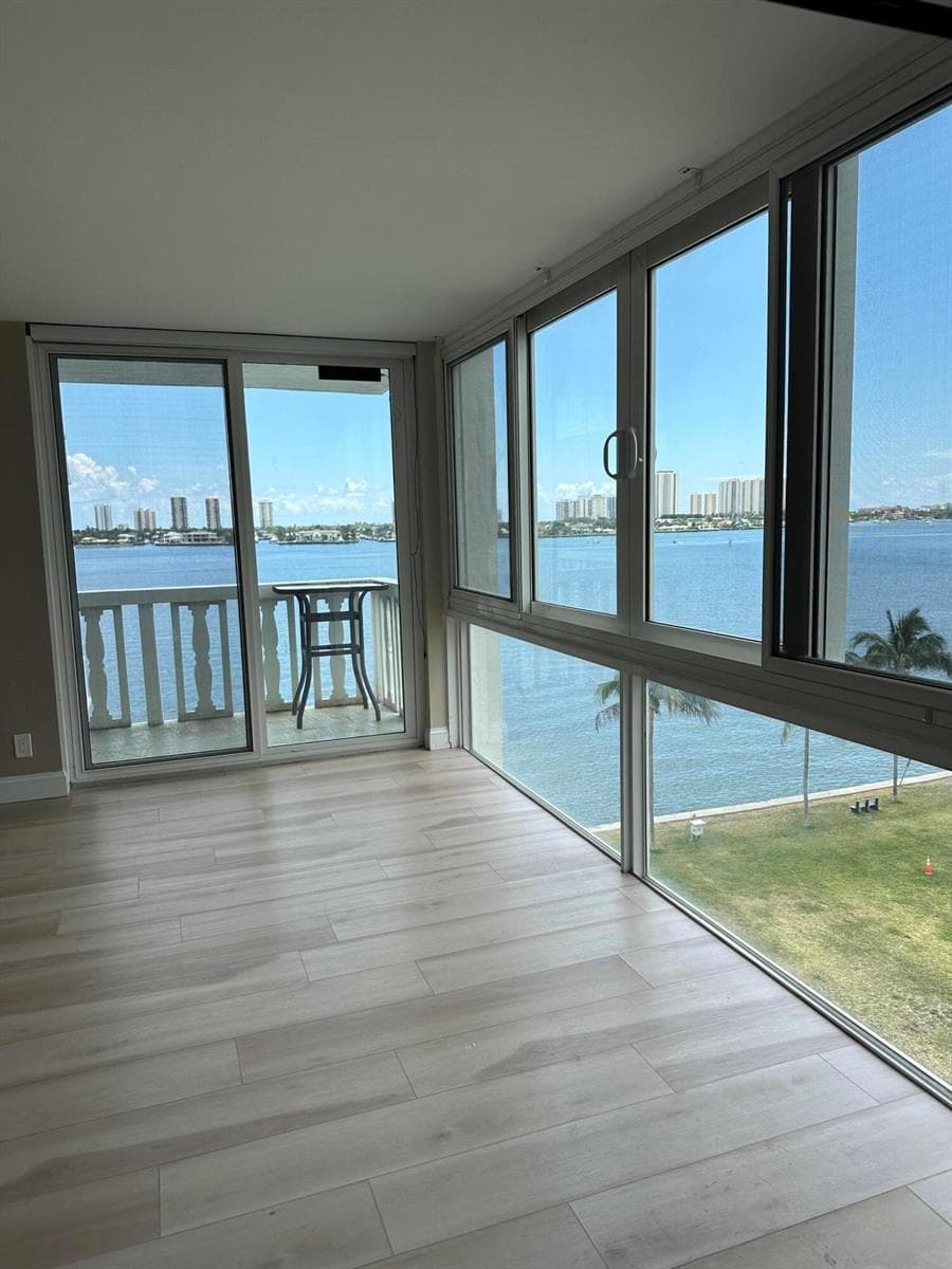 301 Lake Shore Drive 708 photo 4
