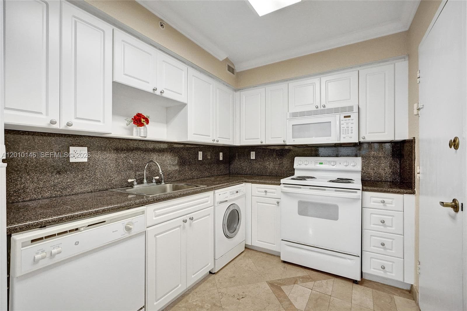 2501 Ocean Dr 414 photo 9