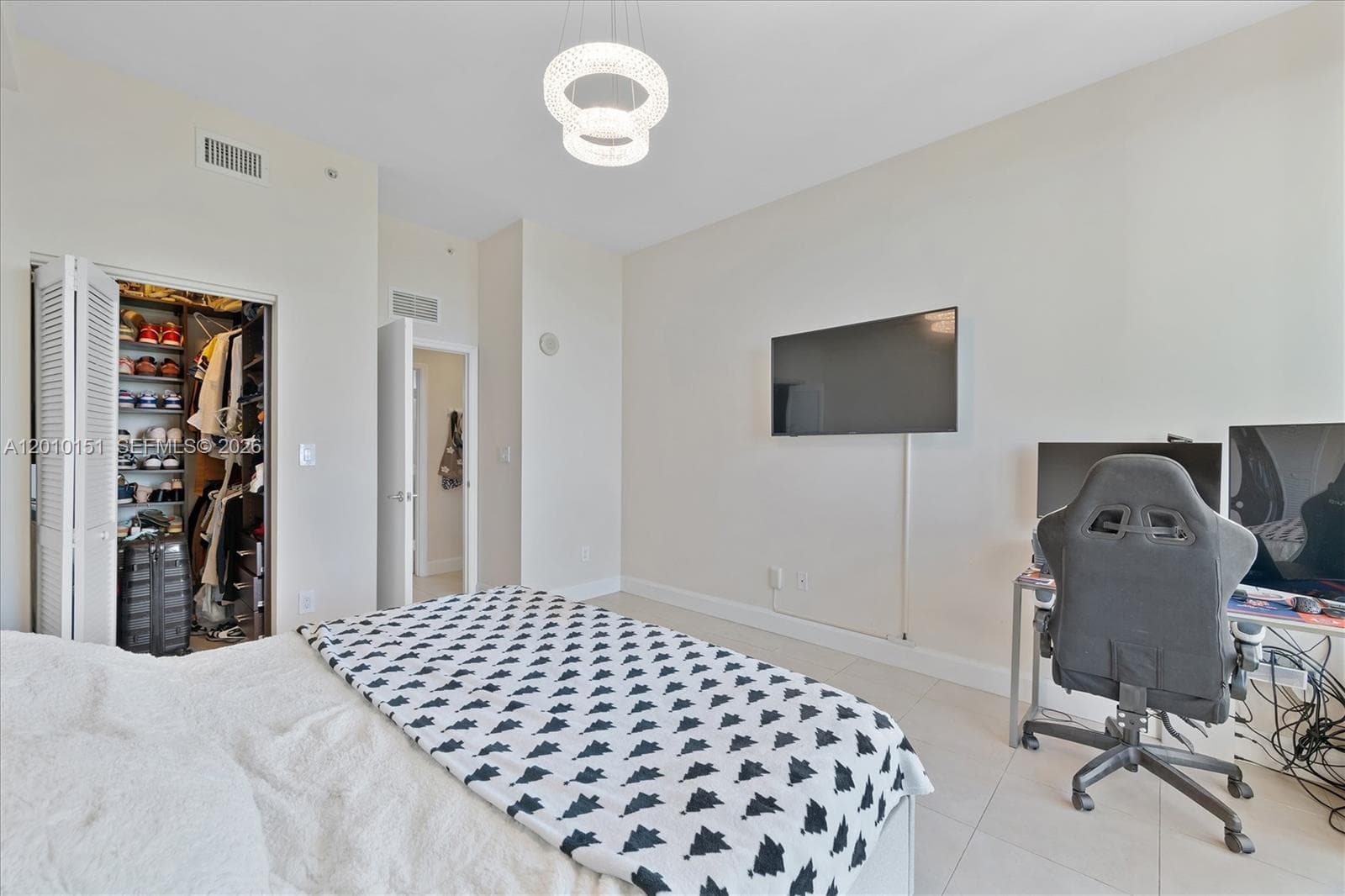 2525 3rd Ave 1603 photo 9