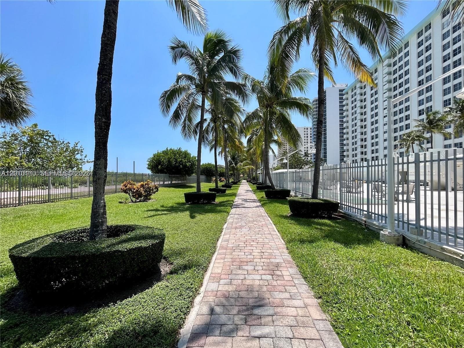 2899 Collins Ave 724 photo 18