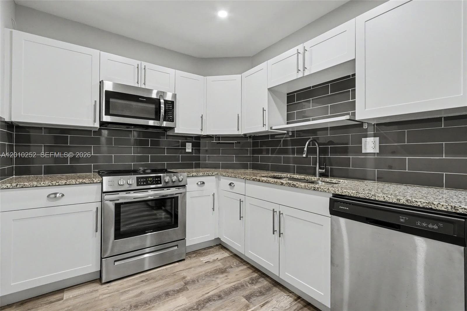 500 Bayview Dr 727 photo 4