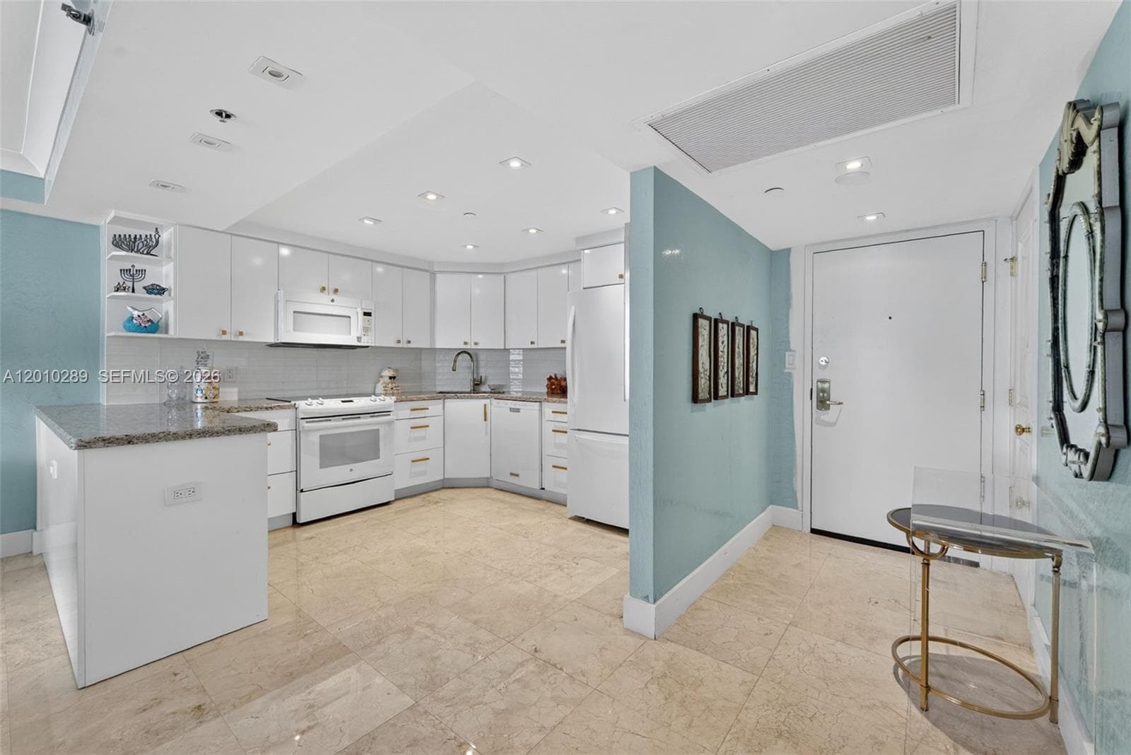 5225 Collins Ave 1519 photo 4