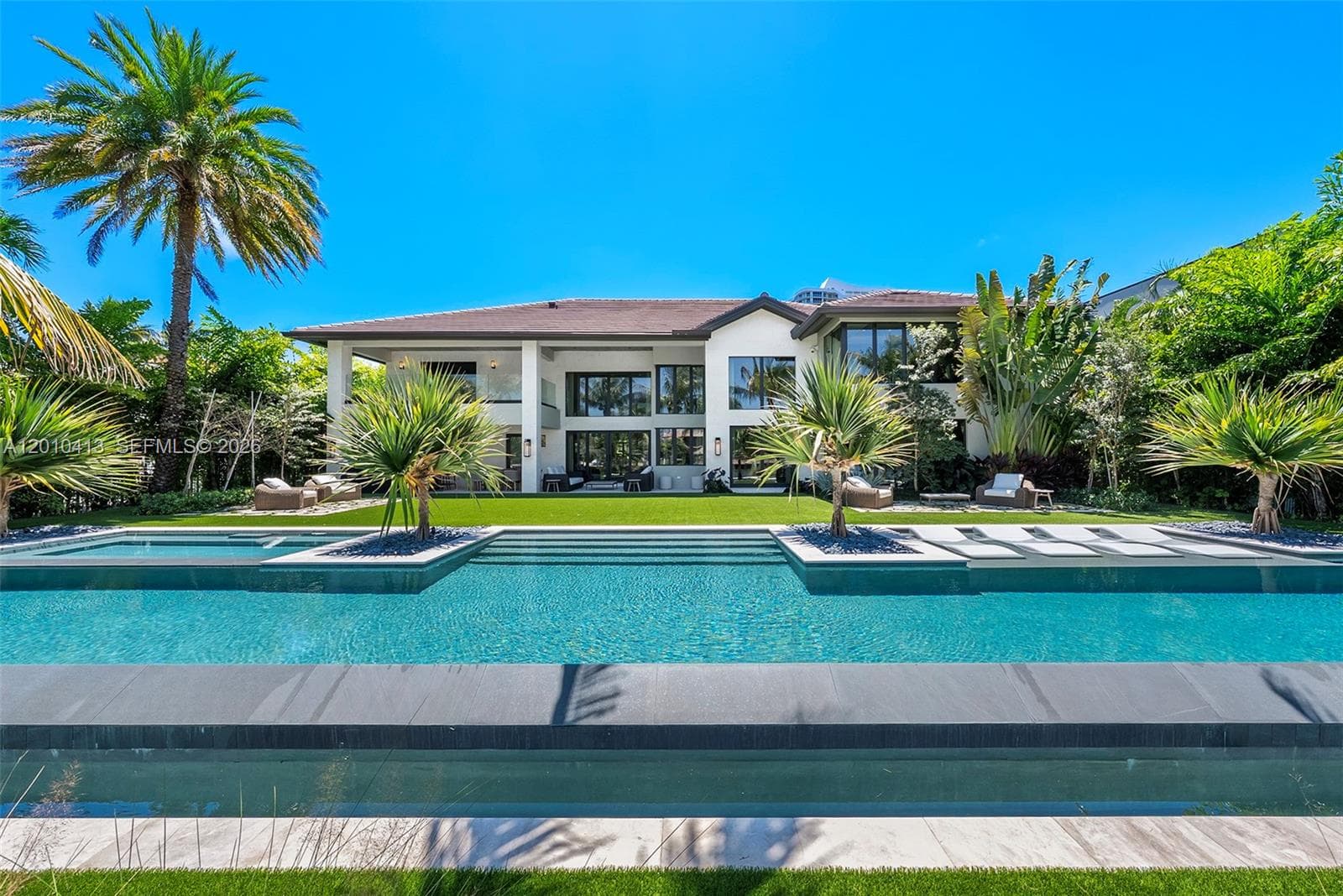 110 Holiday Dr photo 1