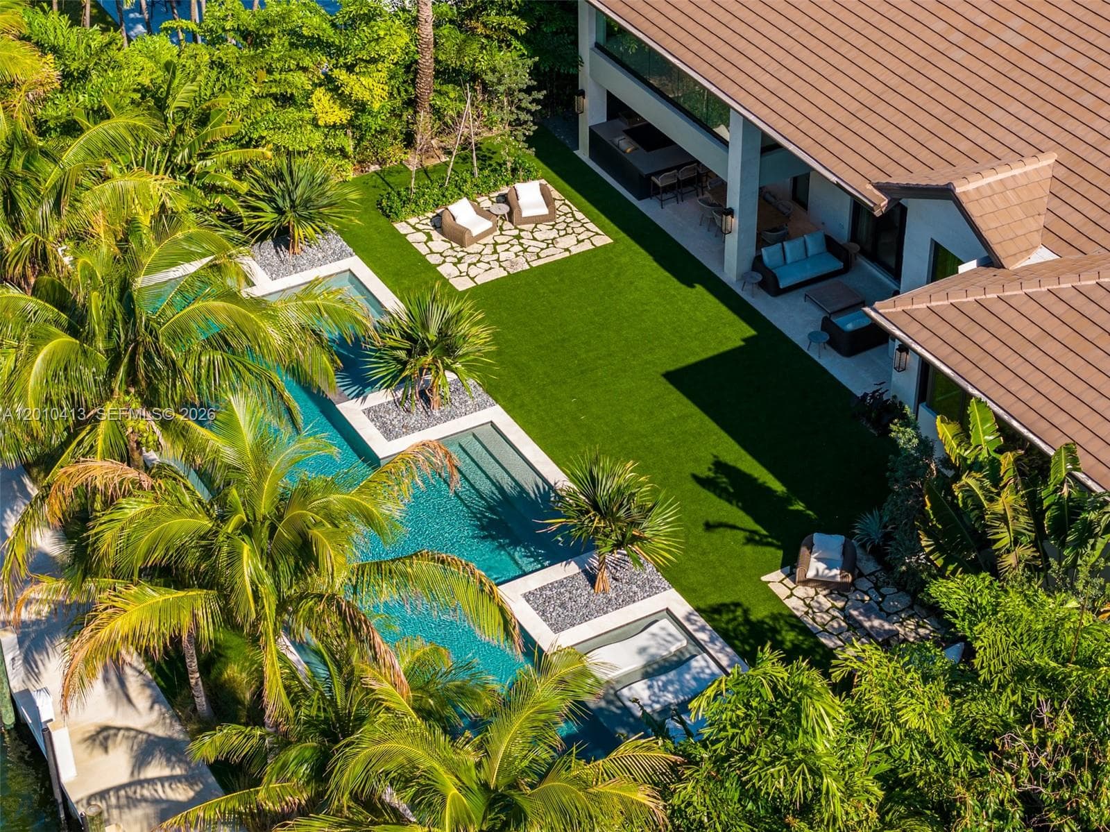 110 Holiday Dr photo 4