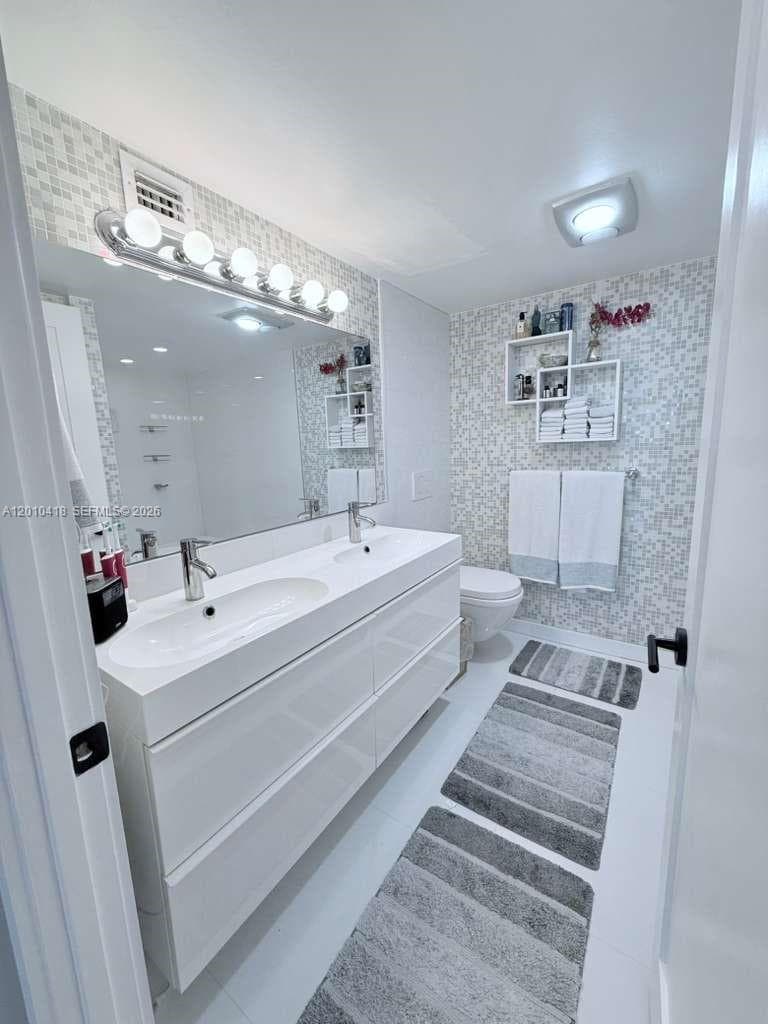 1901 Brickell Ave B1809 photo 6