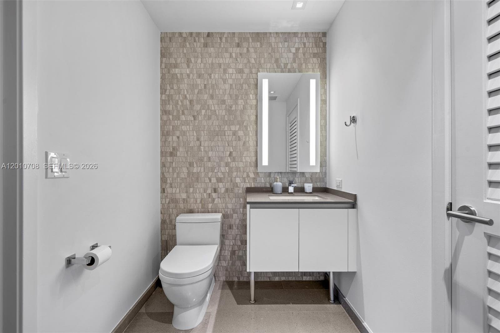 88 7th St 809 photo 21