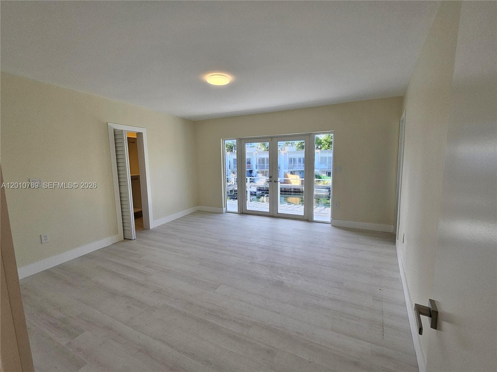 834 Raymond St photo 23