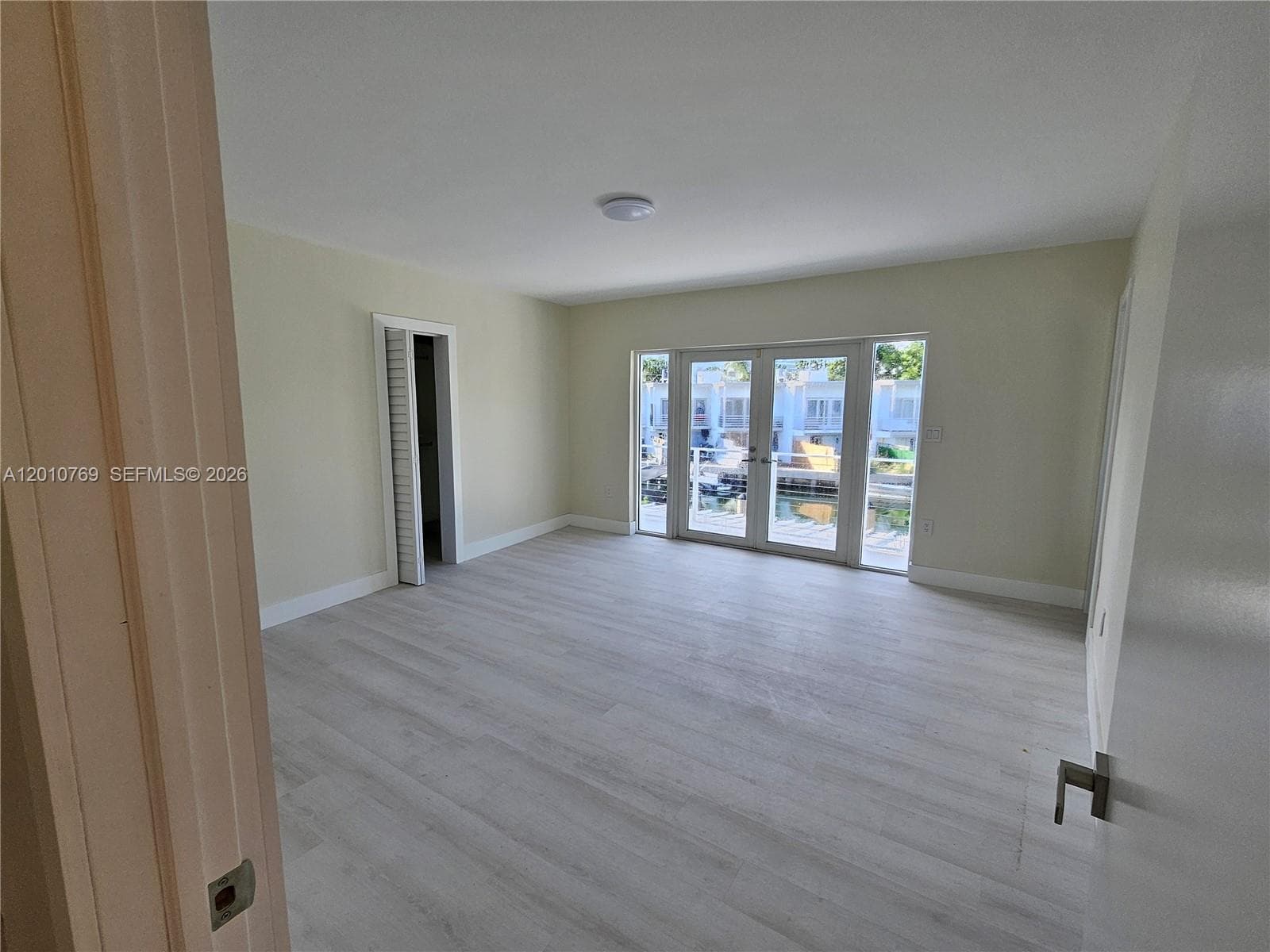 834 Raymond St photo 22