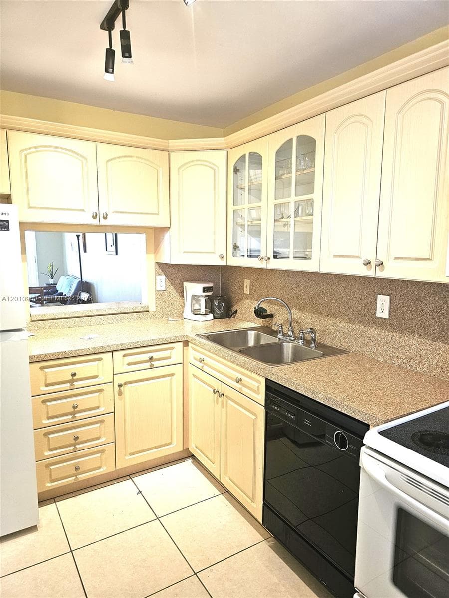 2097 Ocean Dr 305 photo 13