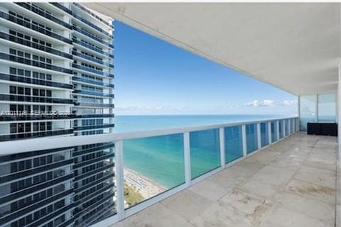 1830 Ocean Dr 3308 photo 2