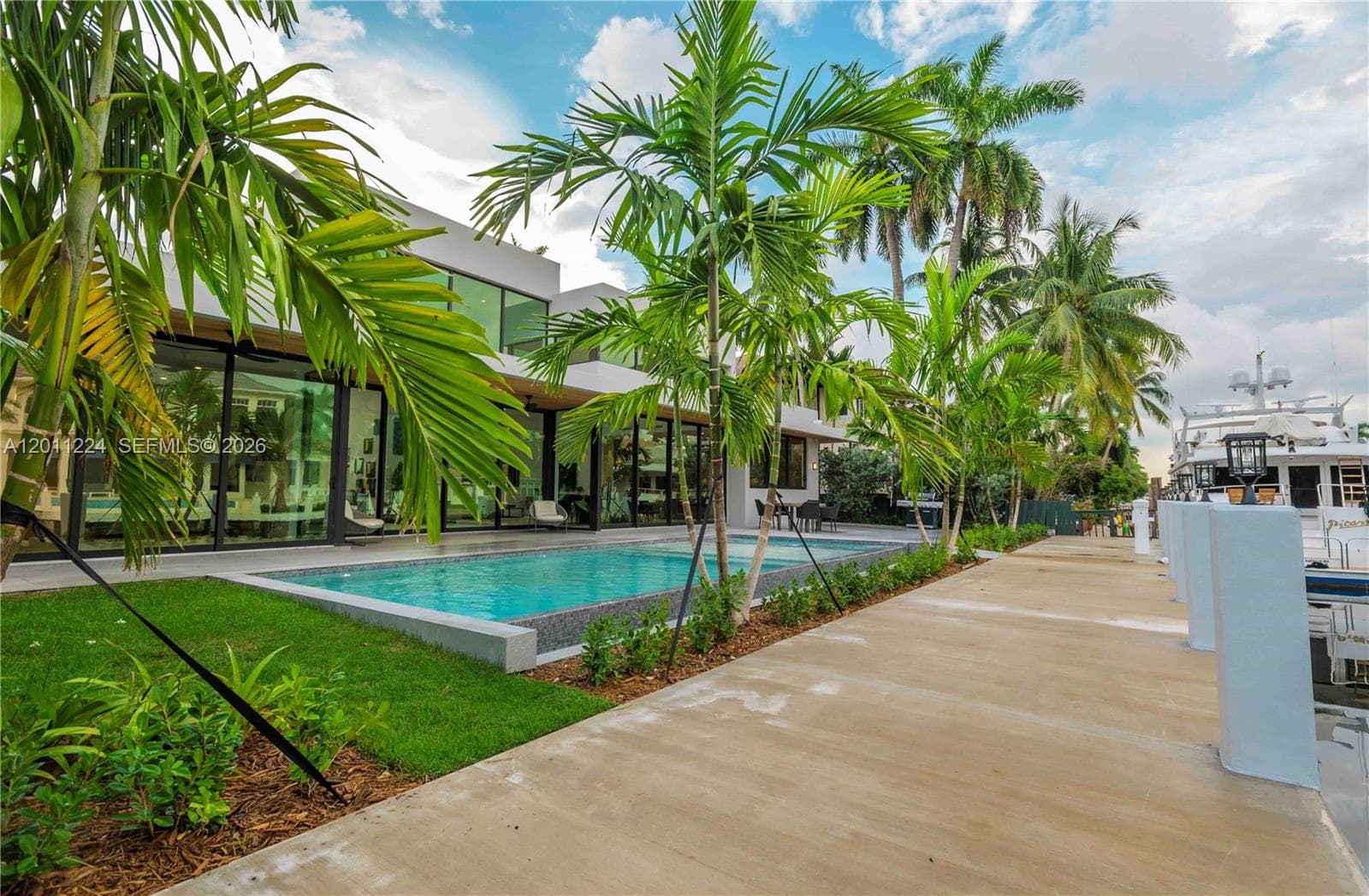 401 Royal Plaza Dr na photo 5