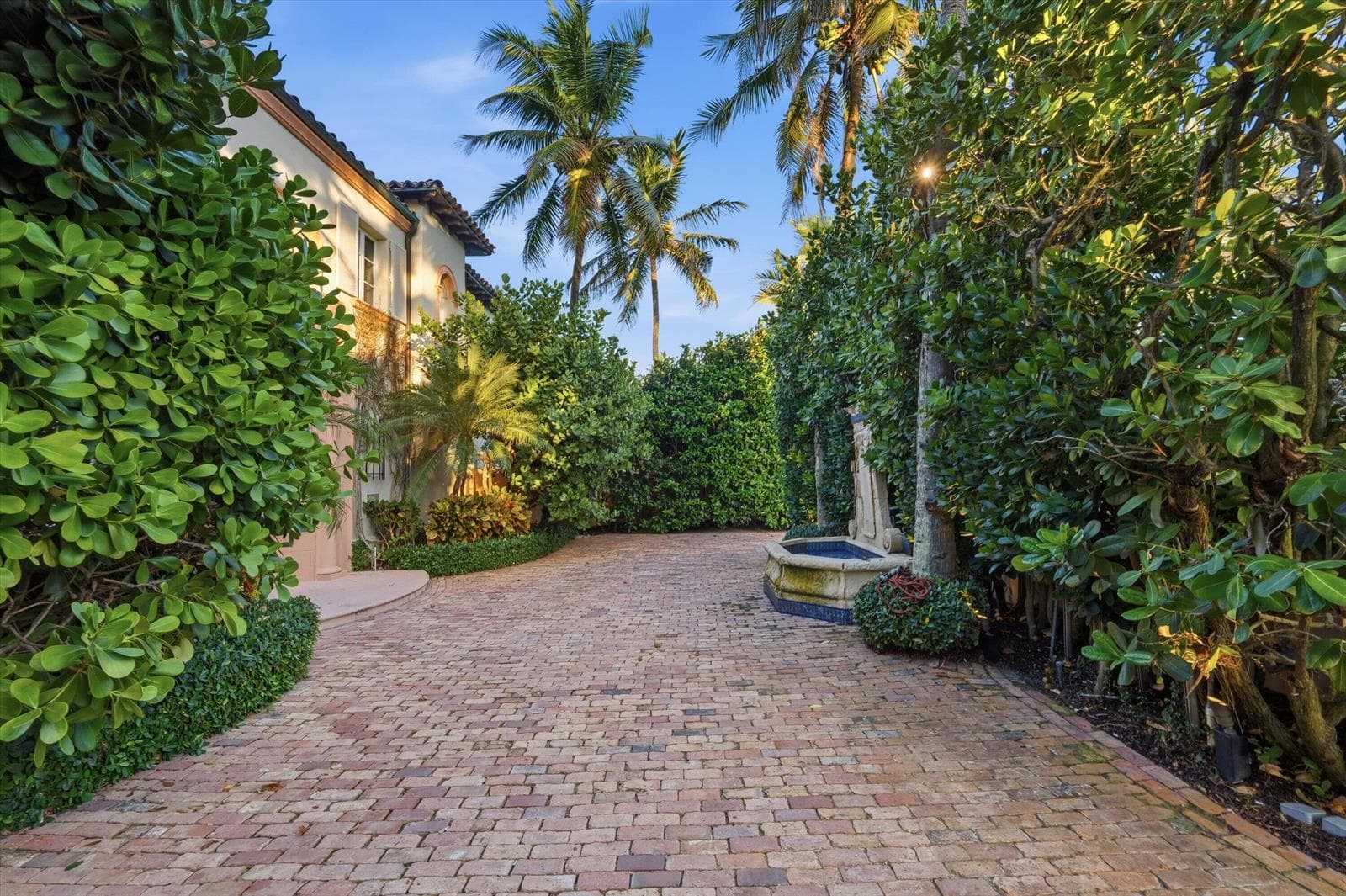 240 N Ocean Boulevard photo 2