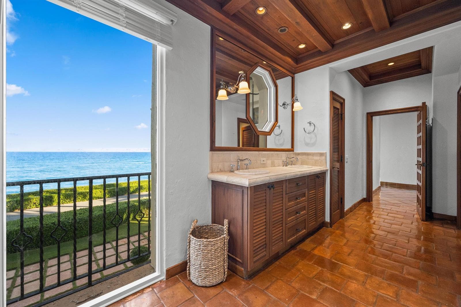 240 N Ocean Boulevard photo 25