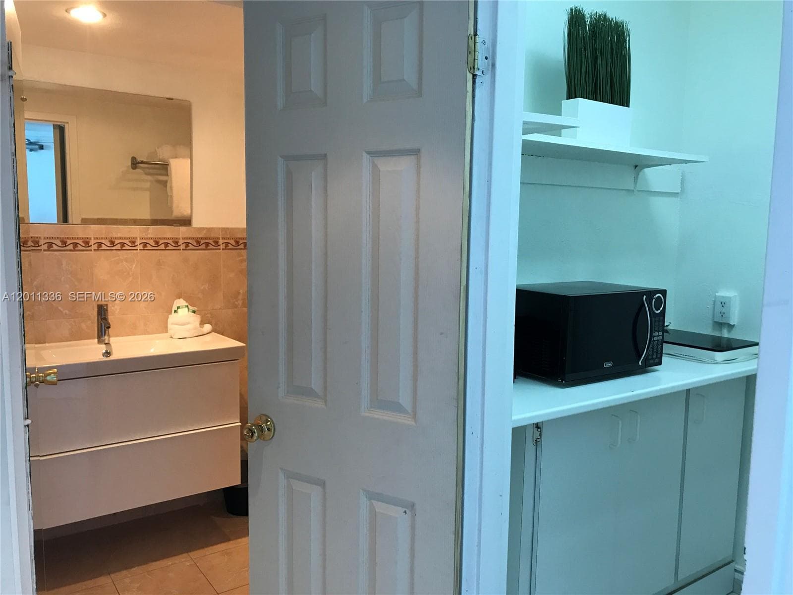 5445 Collins Ave 530 photo 3