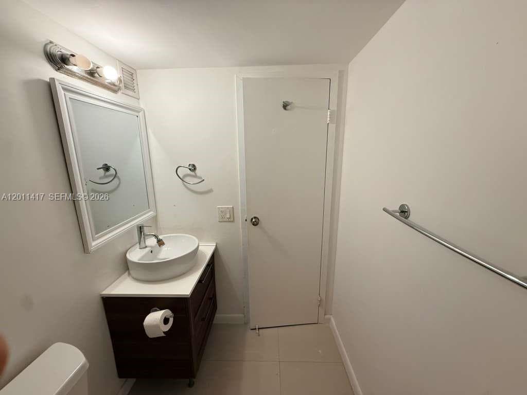 2049 Ocean Dr 1504 photo 6