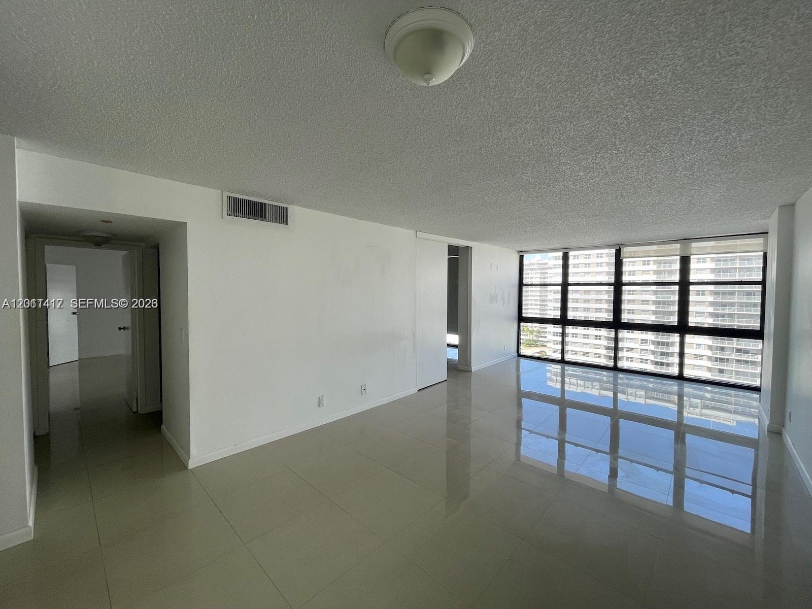 2049 Ocean Dr 1504 photo 4