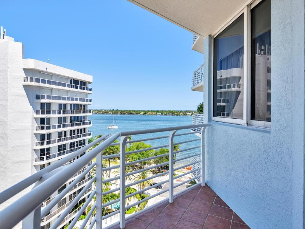 1551 N Flagler Drive 903 photo 2