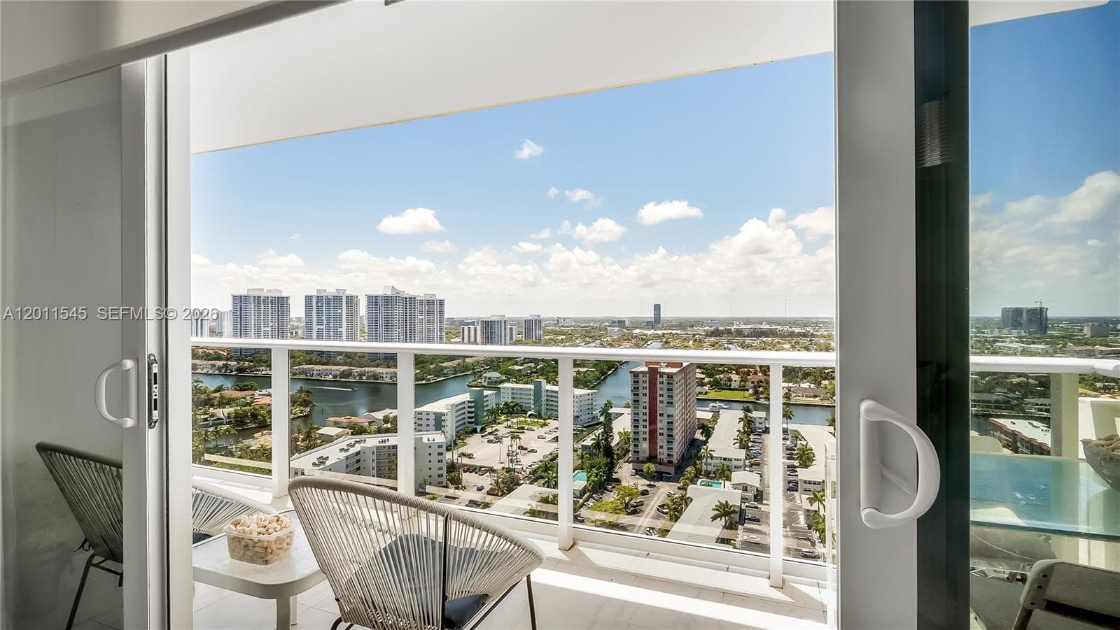 3140 Ocean Dr (Avail Now- Nov 15, 2026) 2411 photo 6